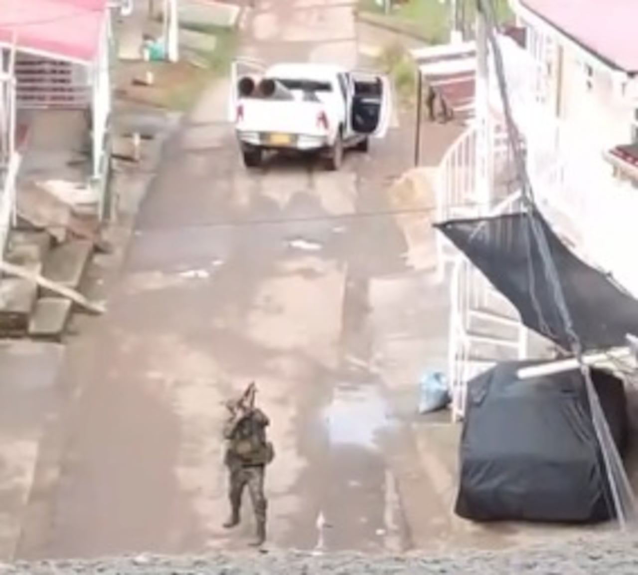 Helicópteros militares realizaron sobrevuelos en el sector de Mondomo, en jurisdicción de Santander de Quilichao, tras una alerta de ataque con cilindros bomba cerca de la Vía Panamericana, situación que se presentó en la mañana de este miércoles 11 de marzo.