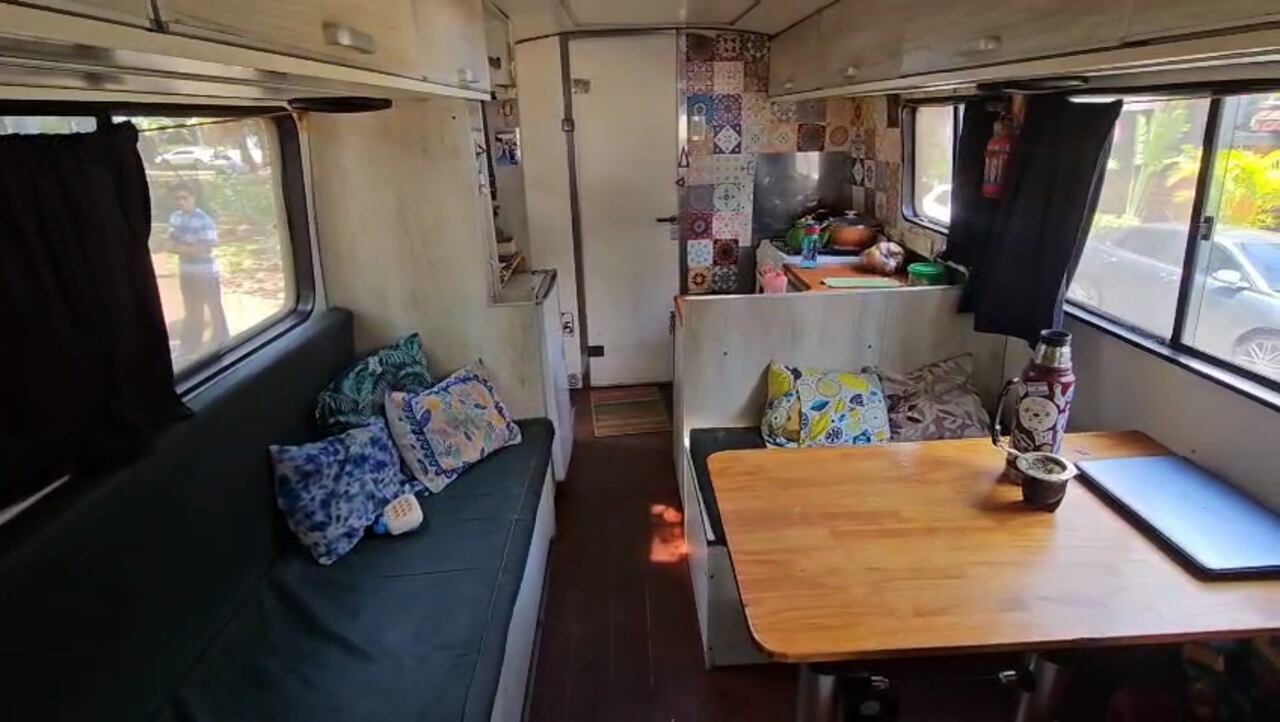 Alas por el mundo, familia argentina que viaja por América en un bus como hogar.