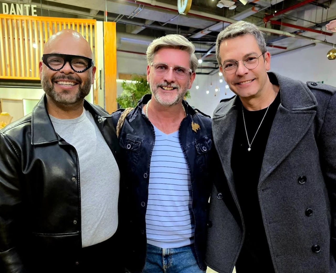 Carlos Vargas, Krish Benvenuti e Iván Lalinde, durante el lanzamiento del libro de Ana María Hoyos.