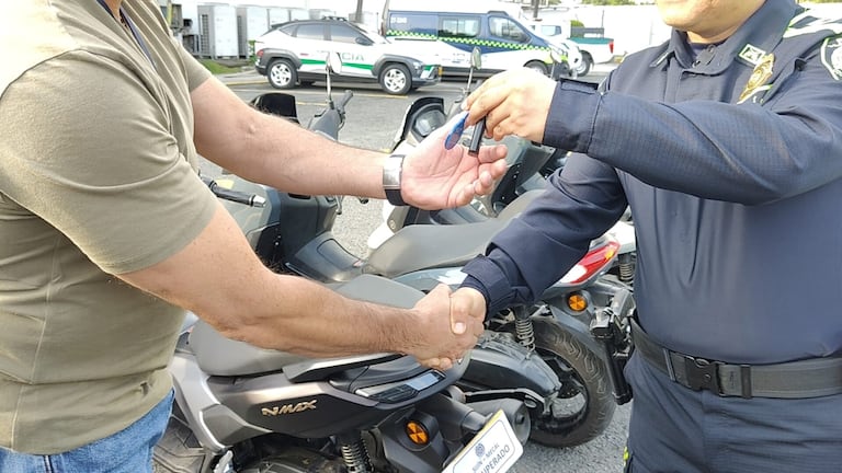 Policía recupera 118 motocicletas robadas en Cali; dueños reciben sus vehículos.