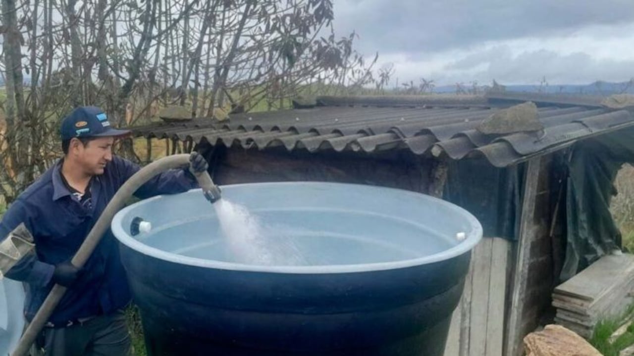 Mediante un carro tanque coordinado por la Oficina de Gestión del Riesgo, la Alcaldía de Puracé suministró agua potable a 20 familias de las veredas Alto Calaguala y Alto de la Laguna afectadas por la caída de ceniza del volcán Puracé.