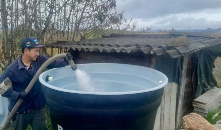 Mediante un carro tanque coordinado por la Oficina de Gestión del Riesgo, la Alcaldía de Puracé suministró agua potable a 20 familias de las veredas Alto Calaguala y Alto de la Laguna afectadas por la caída de ceniza del volcán Puracé.