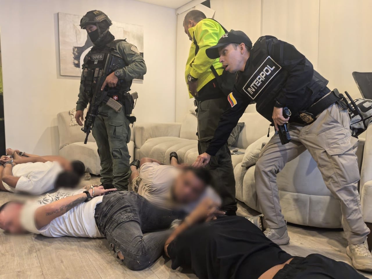 Dos extranjeros y varias personas más fueron capturadas en Medellín, acusados de ser socios de bandas de narcotraficantes.