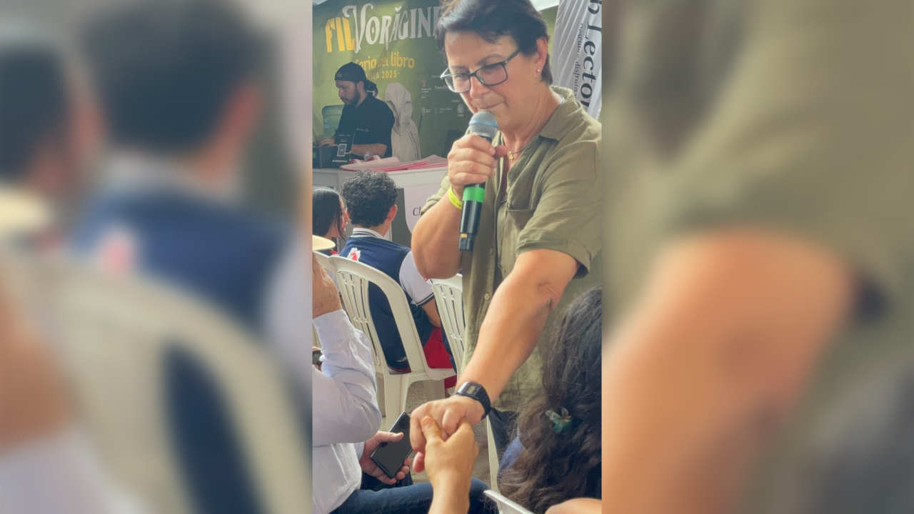 La escritora española Magdalena Sánchez Blesa ofreció un recital a sus admiradores que la siguen en redes sociales, donde su poesía inspiradora es viral. Entrevista con El País