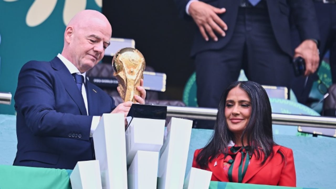 Salma Hayek participó en uno de los momentos centrales de la ceremonia inaugural del Mundial 2026 al portar el trofeo de la Copa del Mundo bajo los protocolos establecidos por la FIFA.
