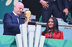 Salma Hayek participó en uno de los momentos centrales de la ceremonia inaugural del Mundial 2026 al portar el trofeo de la Copa del Mundo bajo los protocolos establecidos por la FIFA.