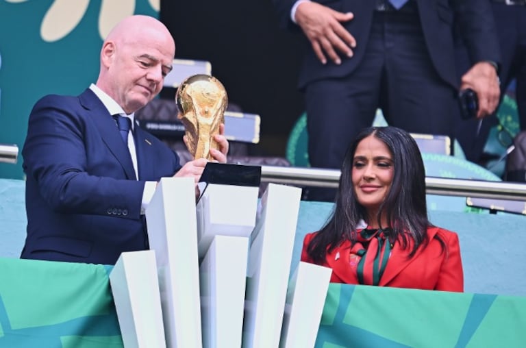 Salma Hayek participó en uno de los momentos centrales de la ceremonia inaugural del Mundial 2026 al portar el trofeo de la Copa del Mundo bajo los protocolos establecidos por la FIFA.
