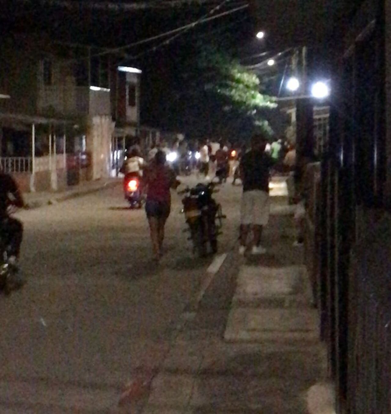 "La gente corría para todos lados por el miedo a esos rafagazos que se escucharon, claro, después ya se percataron que se trata de un ataque contra estas personas de uno de los grupos que hay acá", denunciaron los pobladores de este municipio.