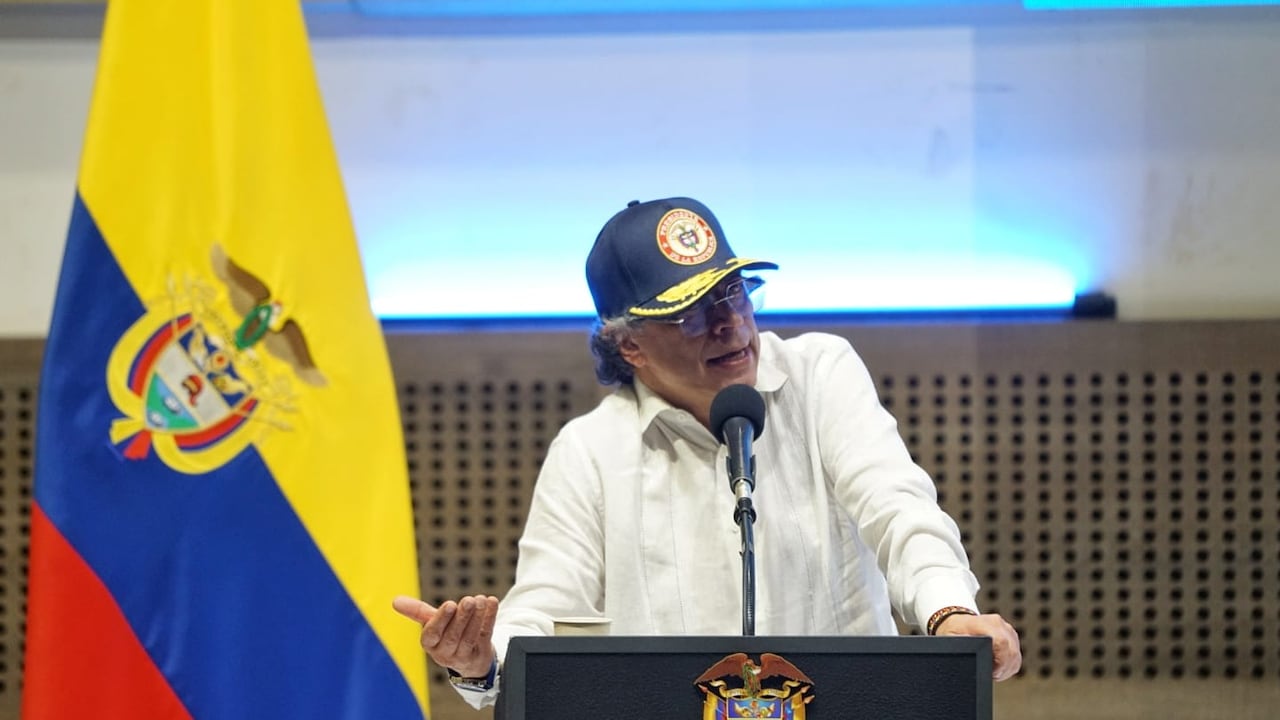 Gustavo Petro en acto público en Cali regañó a un alto mando militar.
