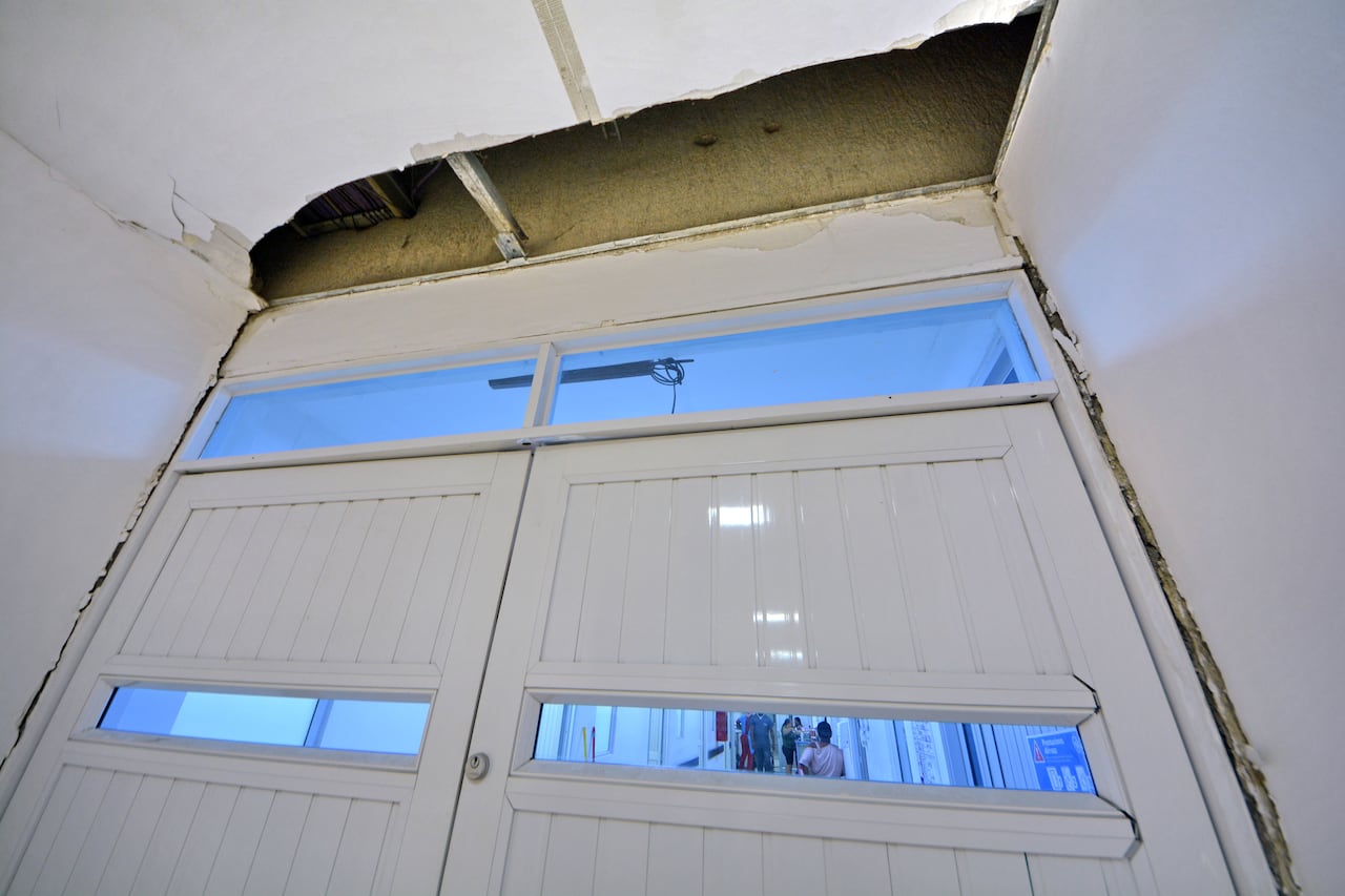 La torre de consulta externa del Hospital Carlos Holmes Trujillo, ubicado en el oriente de Cali, quedó en riesgo de colapso e inhabilitada completamente debido a los graves daños estructurales causados por el terremoto del pasado 10 de agosto de 2026. El sismo afectó sus ascensores, escaleras, muros y fachadas, obligando a evacuar los 40 consultorios que operaban en esa sede.