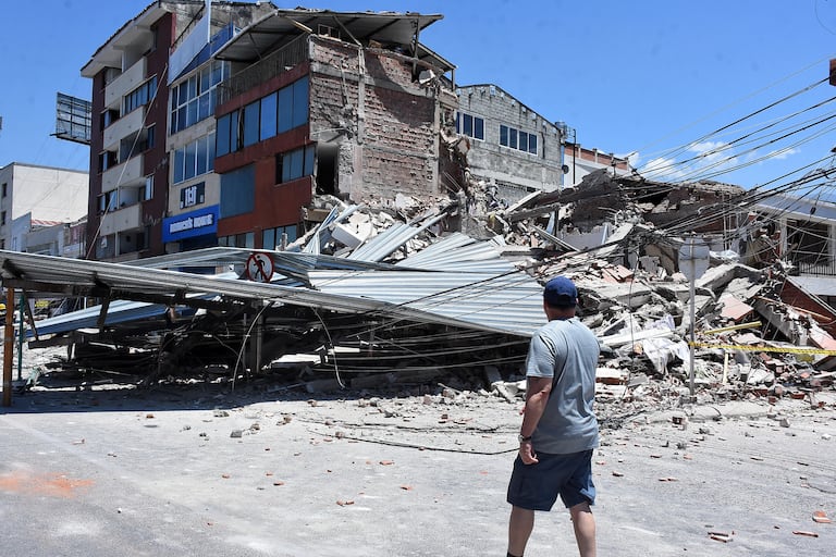 Terremoto en Cali, Colapso de infraestructura en diferentes lugares de la ciudad. Clínica de Colores, DESA, Galería Alameda, Edificaciones sobre la avenida roosvelt y al frente del coliseo de Hockey Miguel Calero.