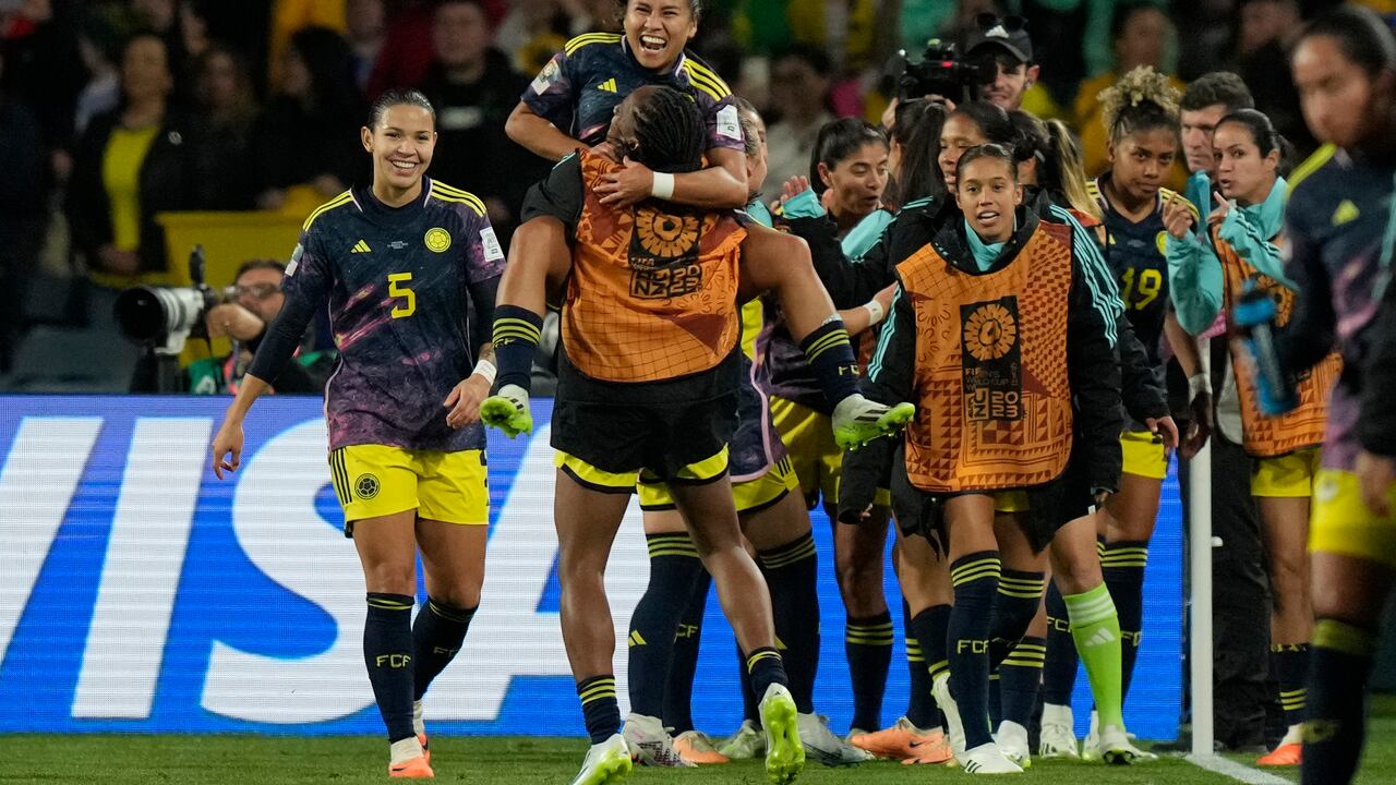 La colombiana Leicy Santos celebra después de anotar el primer gol durante el partido de fútbol de cuartos de final de la Copa Mundial Femenina entre Inglaterra y Colombia en el Estadio Australia en Sídney, Australia, el sábado 12 de agosto de 2023. (Foto AP/Rick Rycroft)