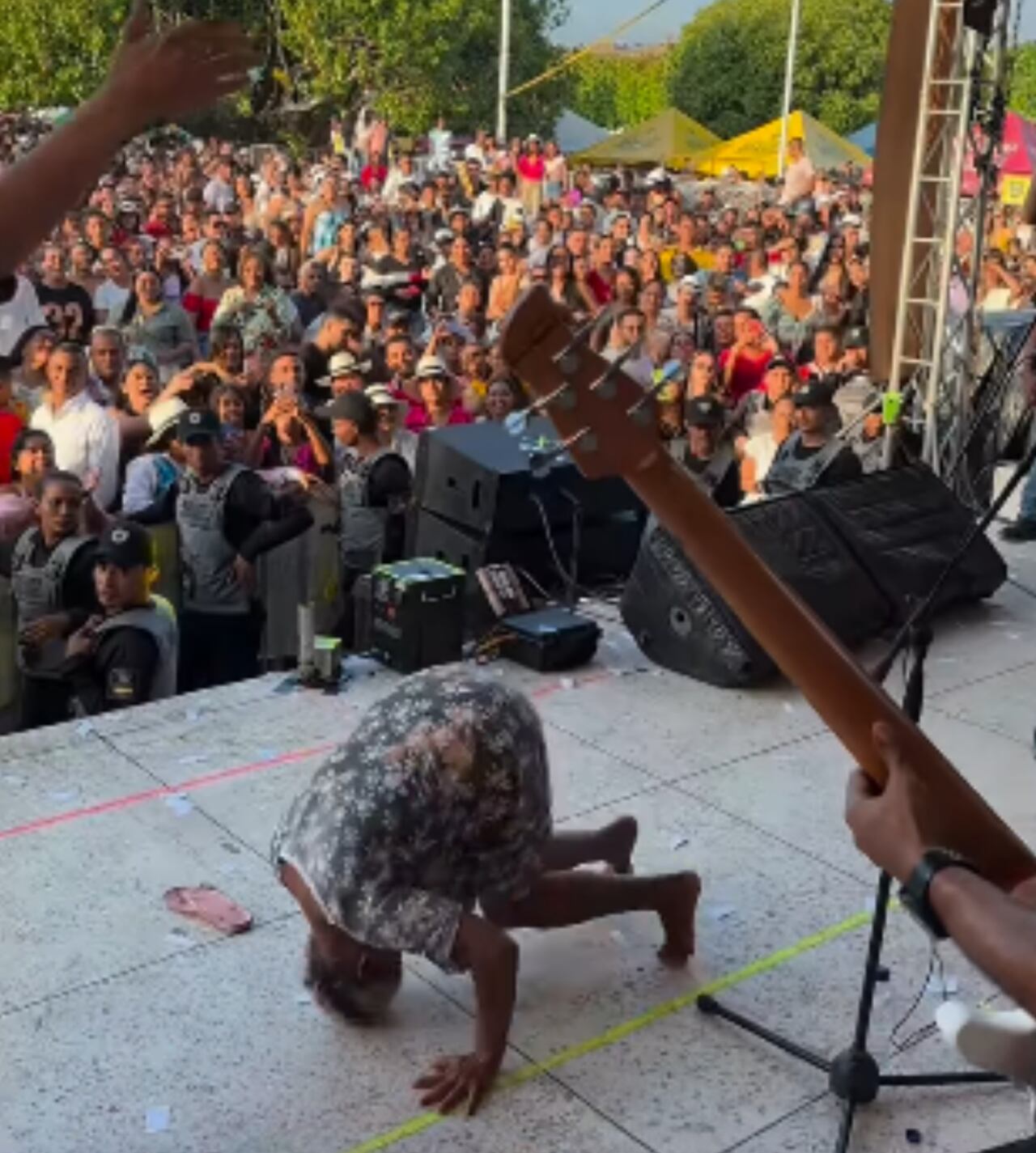 La abuelita se hizo conocida por su alegría y flexibilidad.