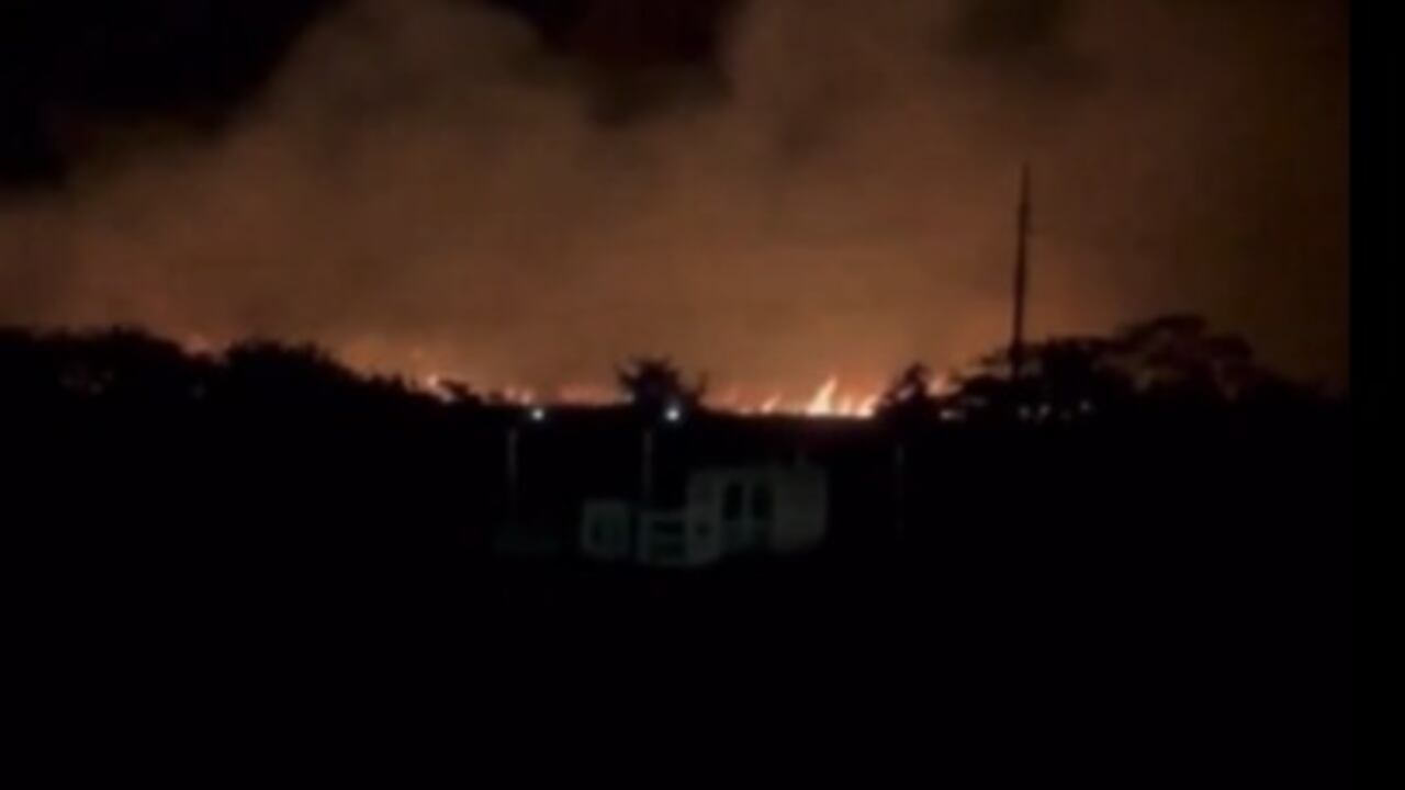 En Cali, los bomberos se desplazan hacia la zona del antiguo basurero de Navarro para atender un incendio forestal.