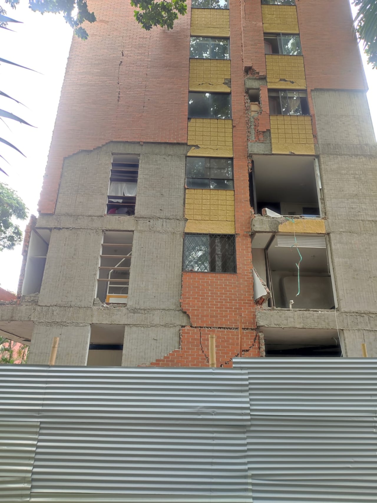 Fachada del Edificio Parques de la Fontana tras el sismo del pasado 10 de agosto. La administración confirmó que los daños se limitan a mampostería y muros no estructurales.