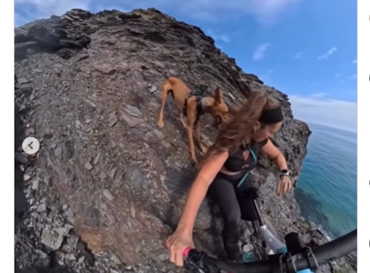 Mujer casi cae al precipicio luego de perder el control en su bicicleta.