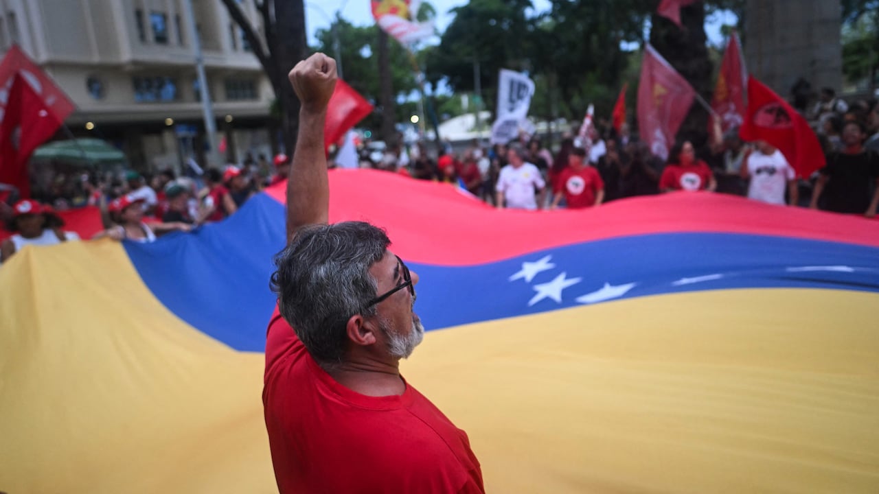 El nuevo parlamento venezolano se inauguró el 5 de enero con legisladores coreando "¡Vamos Nico!", denunciando con vehemencia la reciente captura del líder izquierdista Nicolás Maduro en un operativo militar estadounidense el 3 de enero. (Foto de MAURO PIMENTEL / AFP)