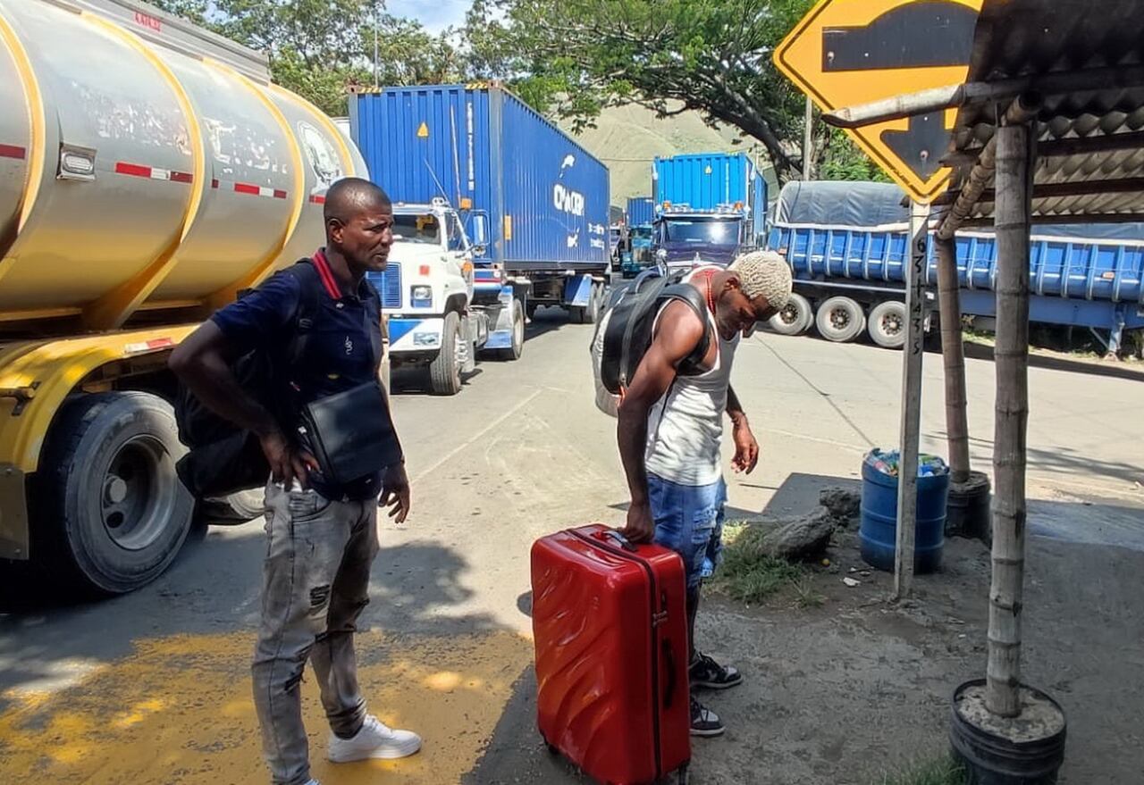 TRANCONES POR BLOQUEOS EN LA VIA AL MAR DAGUA LOBOGUERRERO
