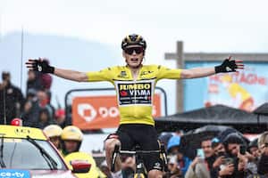 El ciclista danés de Jumbo-Visma, Jonas Vingegaard, celebra al cruzar la línea de meta durante la séptima etapa de la 75.ª edición de la carrera ciclista Criterium du Dauphine, 148 km entre Port de Savoie y Col de la Croix de Fer - Saint Sorlin, Francia, en junio 10 de febrero de 2023. (Foto de Anne-Christine POUJOULAT / AFP)