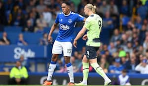 Yerry Mina tuvo la difícil tarea de marcar a Erling Haaland.