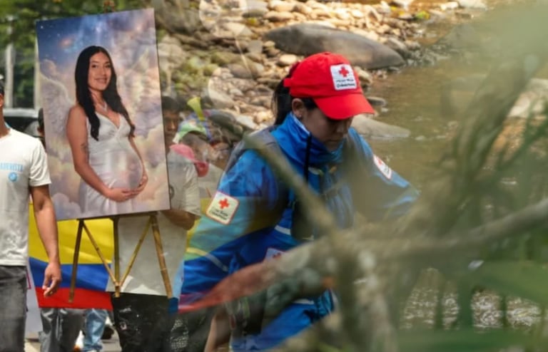 Organismos de socorro, la Cruz Roja y autoridades de Cali despliegan equipos especializados en la zona donde fue hallado el cuerpo de María Camila Potosí.