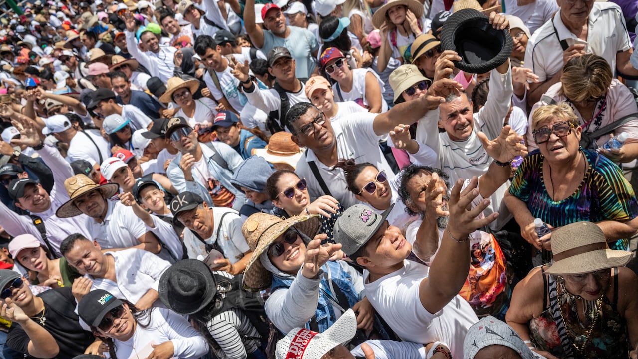 Fieles asisten a la procesión anual de la Divina Pastora en Barquisimeto.