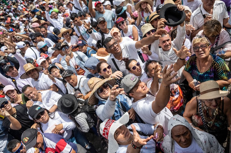 Fieles asisten a la procesión anual de la Divina Pastora en Barquisimeto.