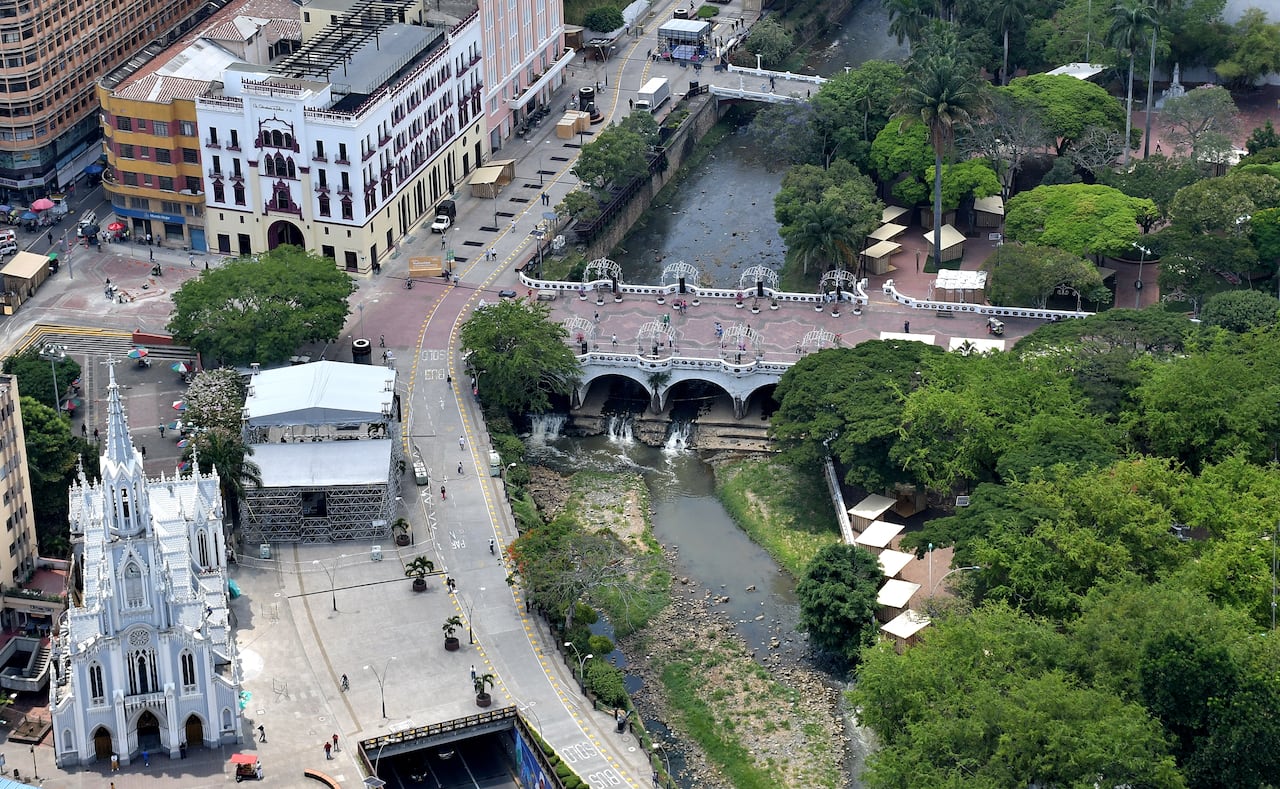 Con El Helicóptero El Halcón, la Policía protege a Cali en la Cop 16.
El Halcón, un helicóptero con el que la Policía Metropolitana patrulla los cielos de Cali en actividades de inspección, vigilancia aérea y apoyo a unidades en tierra, con capacidad de reacción inmediata.
Y aunque no es un helicóptero de combate, permite apoyar en minutos a nuestros patrulleros en diferentes operativos, identificando sospechosos a través de grabaciones diurnas y nocturnas con cámara térmica. Esto facilita el trabajo de investigación y judicialización realizado por la policía, el cuerpo técnico de investigación judicial y la Fiscalía, para llevar a los responsables de delitos ante la justicia. Fotos Raúl Palacios / El País.