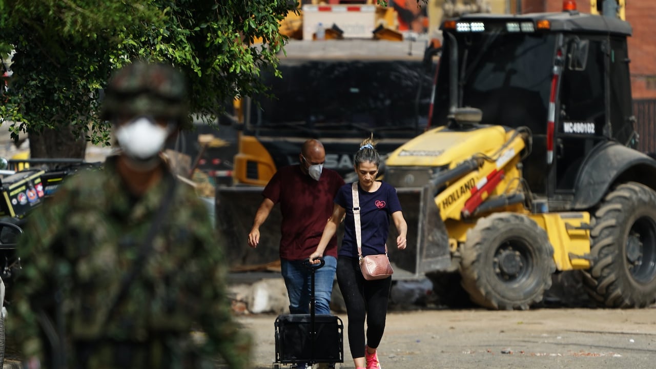 La emergencia obligó a varias familias a abandonar sus hogares y permanecer temporalmente en las calles ante el riesgo de nuevos colapsos.