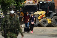 La emergencia obligó a varias familias a abandonar sus hogares y permanecer temporalmente en las calles ante el riesgo de nuevos colapsos.
