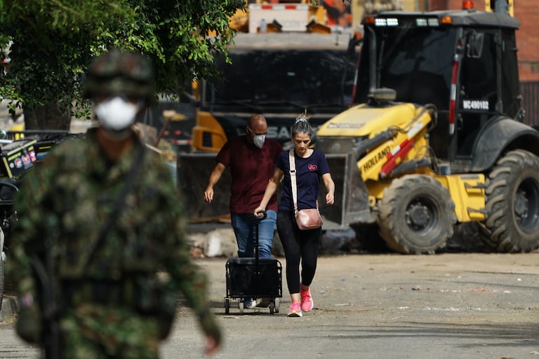La emergencia obligó a varias familias a abandonar sus hogares y permanecer temporalmente en las calles ante el riesgo de nuevos colapsos.