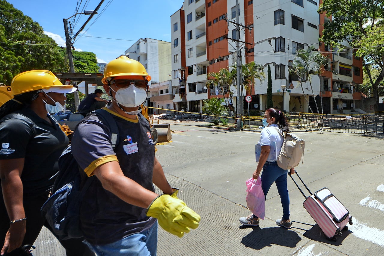 Grupos especializados de ingenieros civiles y evaluadores de emergencias han comenzado a recorrer minuciosamente el vecindario.