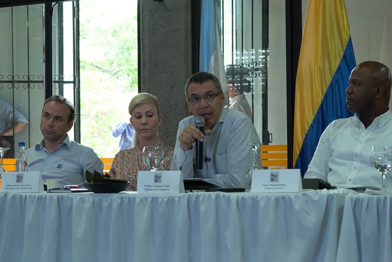 El Ministro de Transporte, William Camargo, se reunión con la Gobernadora del Valle, Dilian Francisca Toro, y los alcaldes del departamento.