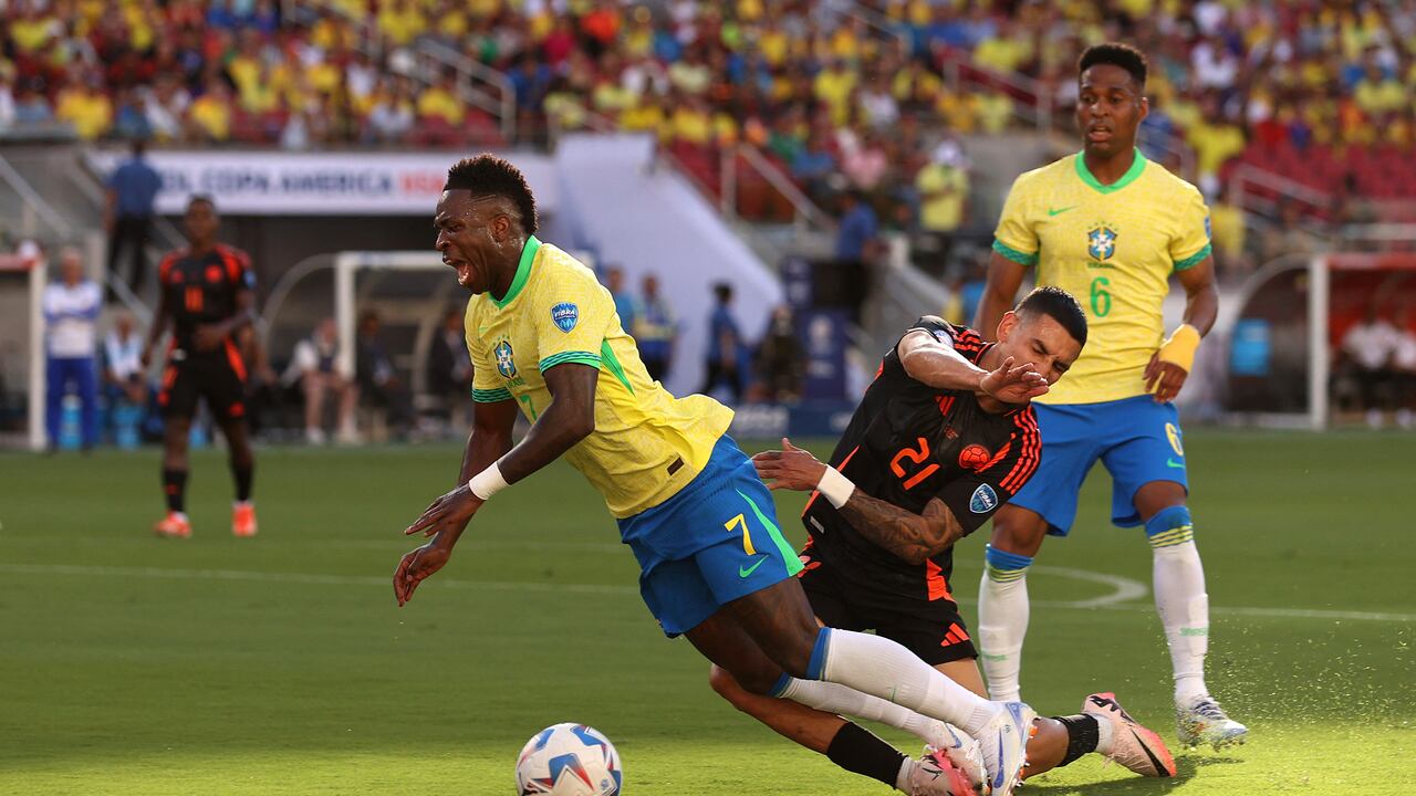 Esta acción en la Copa América de Estados Unidos 2024 de Muñoz a Vinicius fue pitada como penal, pero el VAR hizo reversar la decisión.