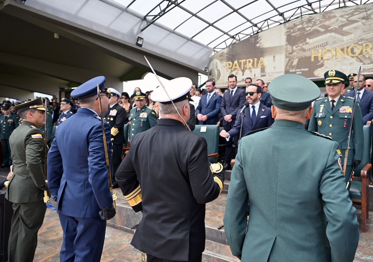 ABelardo de la Espriella presidente de Colombia toma de Mando de los comandantes del Ejército, la fuerza aérea, Armada Nacional y Policía Nacional. Reconocimiento de tropas en la Escuela Militar José María Córdoba.