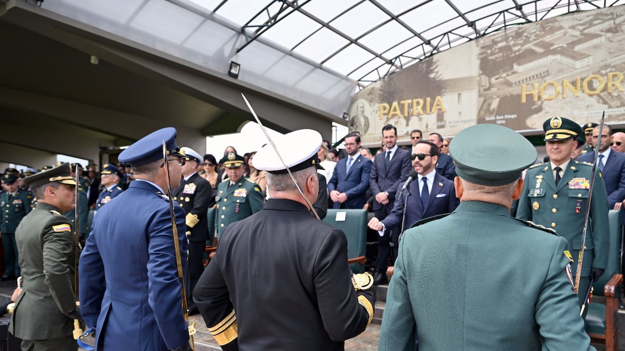 ABelardo de la Espriella presidente de Colombia toma de Mando de los comandantes del Ejército, la fuerza aérea, Armada Nacional y Policía Nacional. Reconocimiento de tropas en la Escuela Militar José María Córdoba.