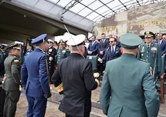 ABelardo de la Espriella presidente de Colombia toma de Mando de los comandantes del Ejército, la fuerza aérea, Armada Nacional y Policía Nacional. Reconocimiento de tropas en la Escuela Militar José María Córdoba.