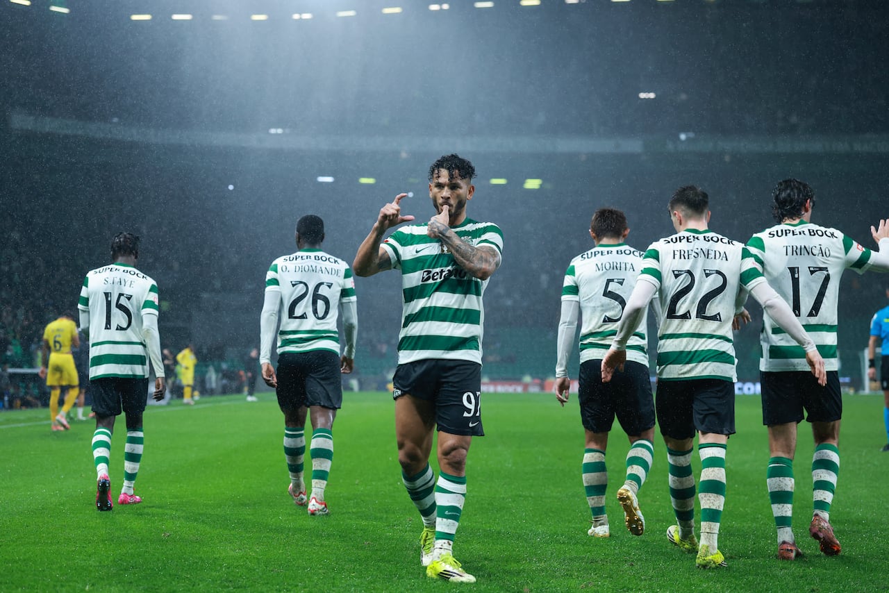 El delantero colombiano #97 del Sporting de Lisboa, Luis Suárez, celebra marcar el segundo gol de su equipo, que luego fue anulado, durante el partido de fútbol de la Liga Portuguesa entre el Sporting CP y el CD Nacional da Madeira en el estadio José Alvalade de Lisboa el 1 de febrero de 2026. (Foto de PATRICIA DE MELO MOREIRA / AFP)