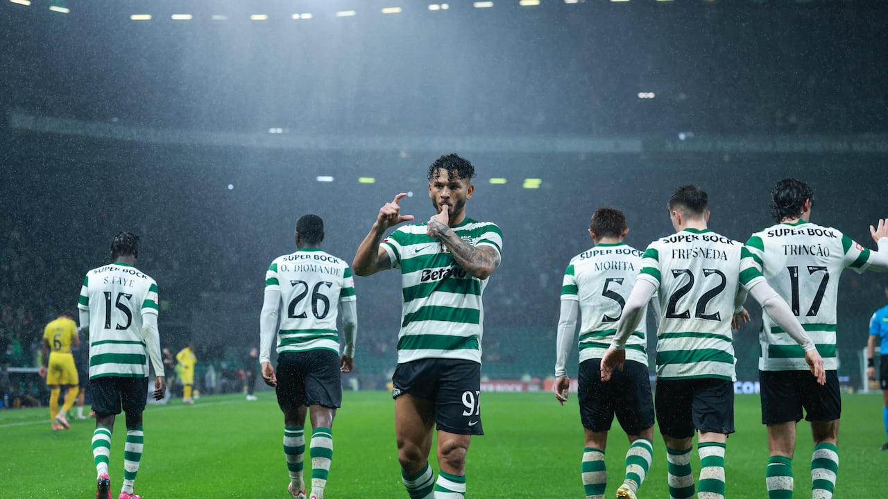 El delantero colombiano #97 del Sporting de Lisboa, Luis Suárez, celebra marcar el segundo gol de su equipo, que luego fue anulado, durante el partido de fútbol de la Liga Portuguesa entre el Sporting CP y el CD Nacional da Madeira en el estadio José Alvalade de Lisboa el 1 de febrero de 2026. (Foto de PATRICIA DE MELO MOREIRA / AFP)