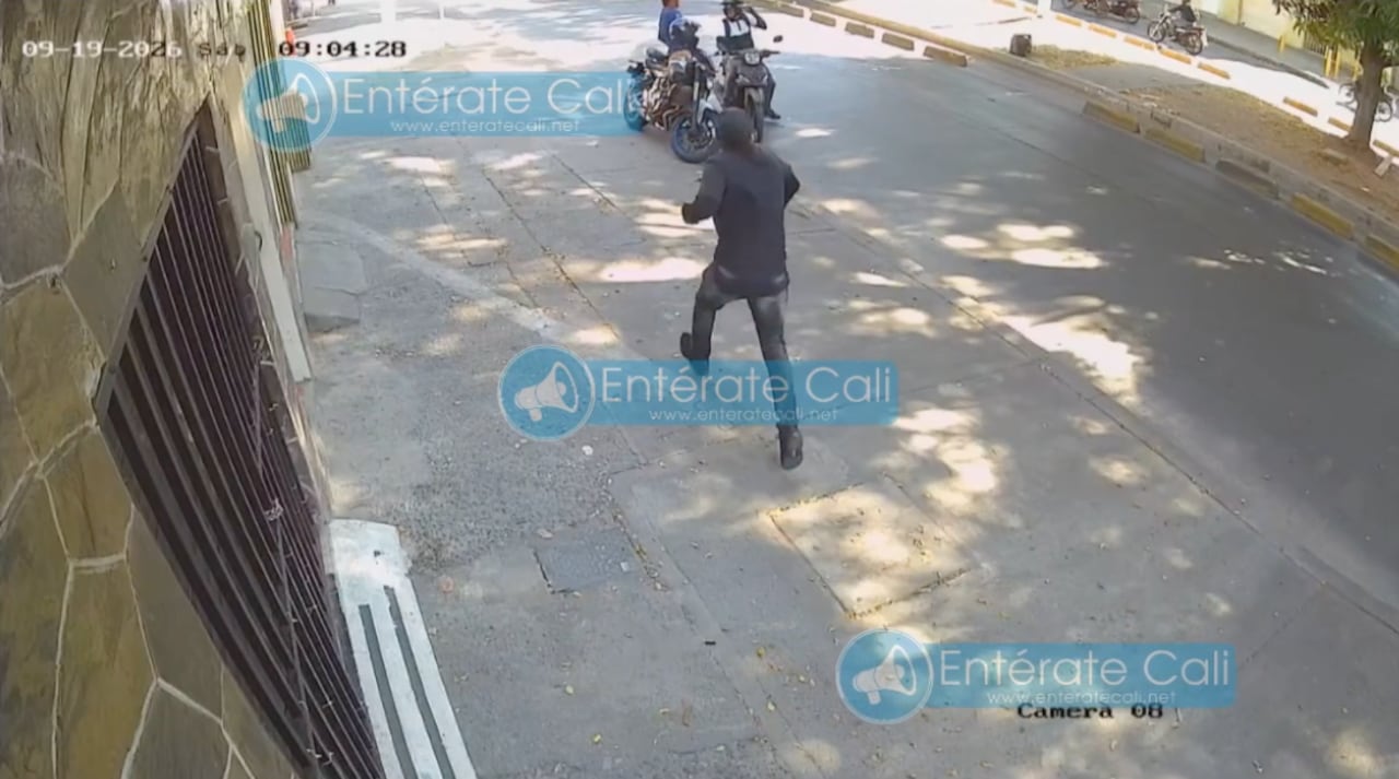 Momento en el que ladrones intentan robarle la moto a un ciudadano en el barrio La Base, el sábado 19 de septiembre.