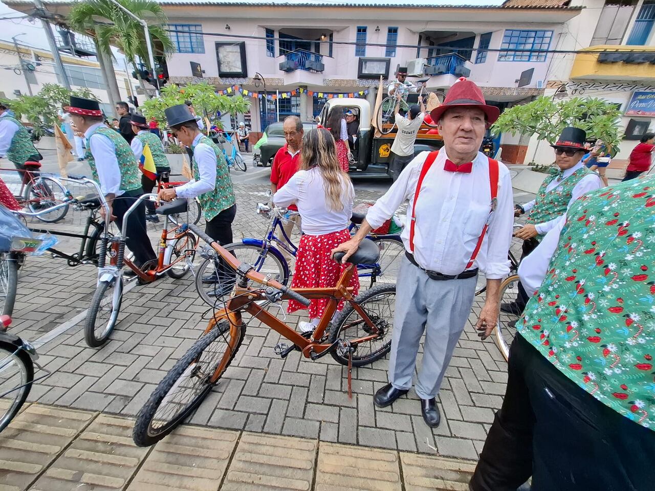 El creador de la ‘Piscuiza’ explica el proceso de torcer la madera con calor y química.