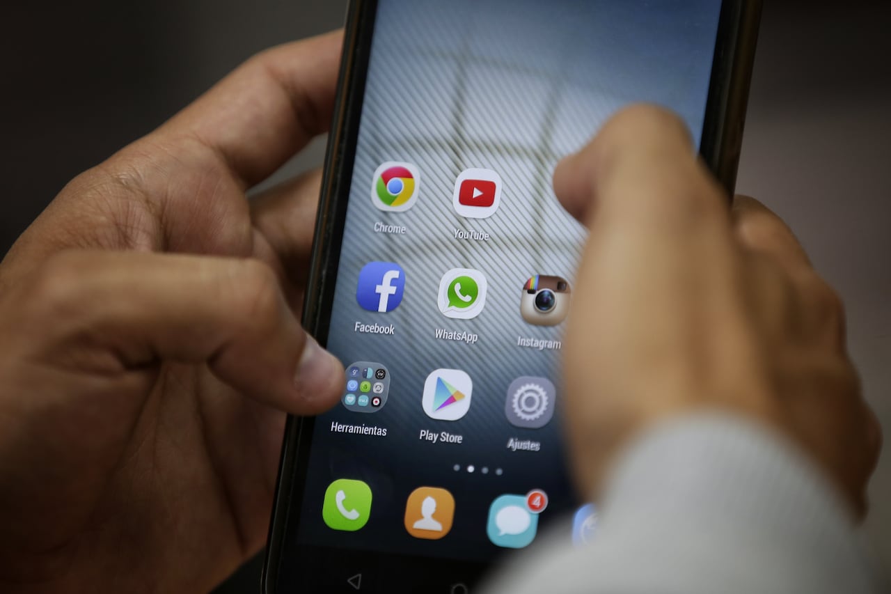 Redes sociales, adicción, celular, computador, facebook, meta, youtube