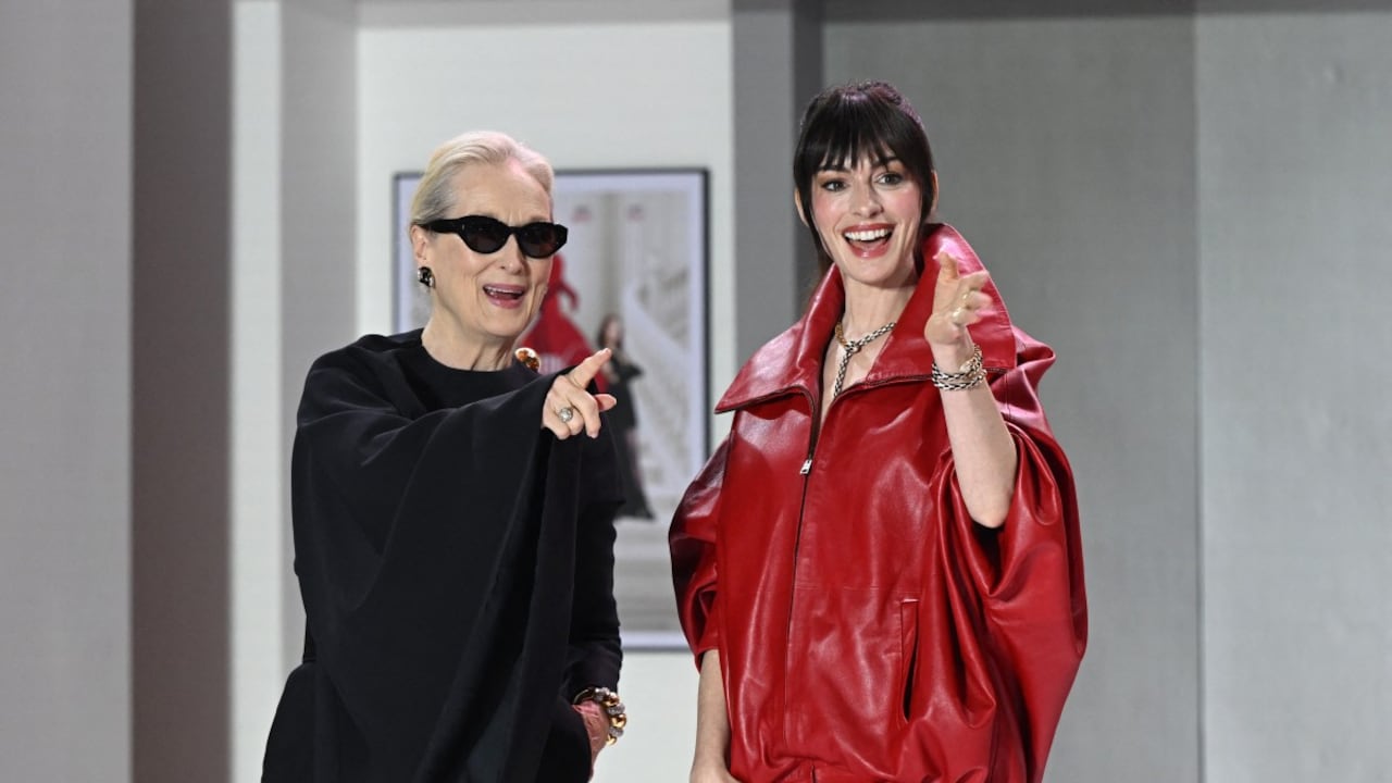 Meryl Streep interpreta a Anna Wintour y Anne Hathaway es Andy (basada en la historia real de Lauren Weisberger).