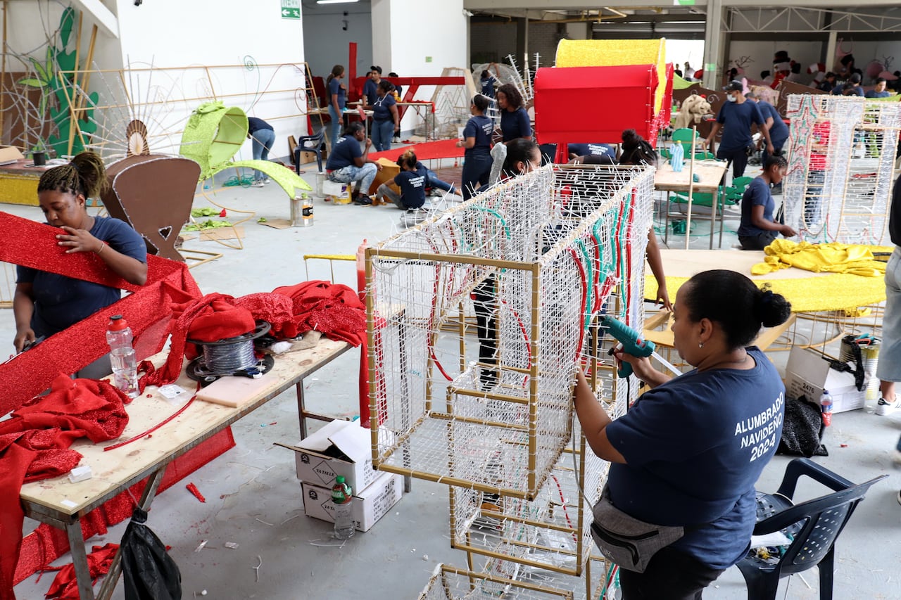 Ensamblaje del alumbrado navideño para Cali en los talleres de Ilum en ACOPI Yumbo