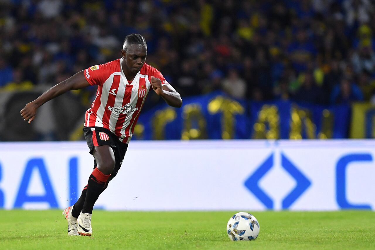 CÓRDOBA, ARGENTINA – 30 DE ABRIL: Edwin Cetre de Estudiantes de la Plata falla el primer penal del equipo en la tanda de penales durante un partido de semifinal de la Copa de la Liga Profesional 2024 entre Estudiantes y Boca Juniors en el Estadio Mario Alberto Kempes el 30 de abril de 2024 en Córdoba, Argentina. (Hernán Cortez / Getty Images vía AFP).