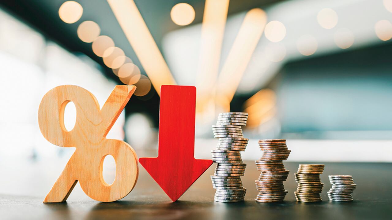 El descuadre de las finanzas públicas es un riesgo creciente, no solo se recauda menos impuestos, sino que al país cada vez le sale más caro endeudarse.