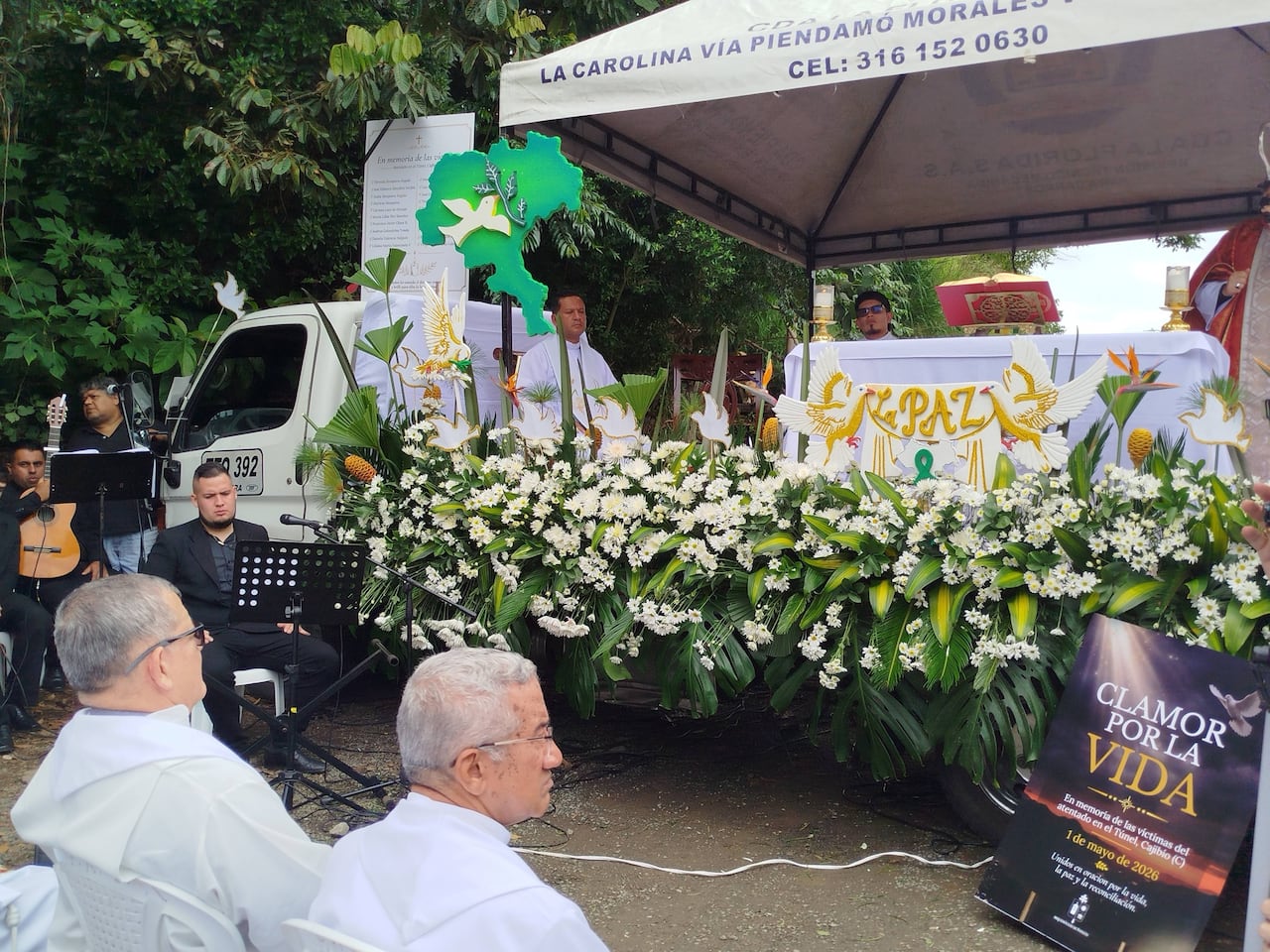 Feligreses se congregaron en la vereda El Túnel, en Cajibío, para participar en la misa campal en memoria de las víctimas del atentado registrado en este punto de la Panamericana.
