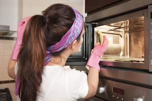La seguridad en la cocina es primordial, y colocar objetos inapropiados sobre un microondas puede ser peligroso.