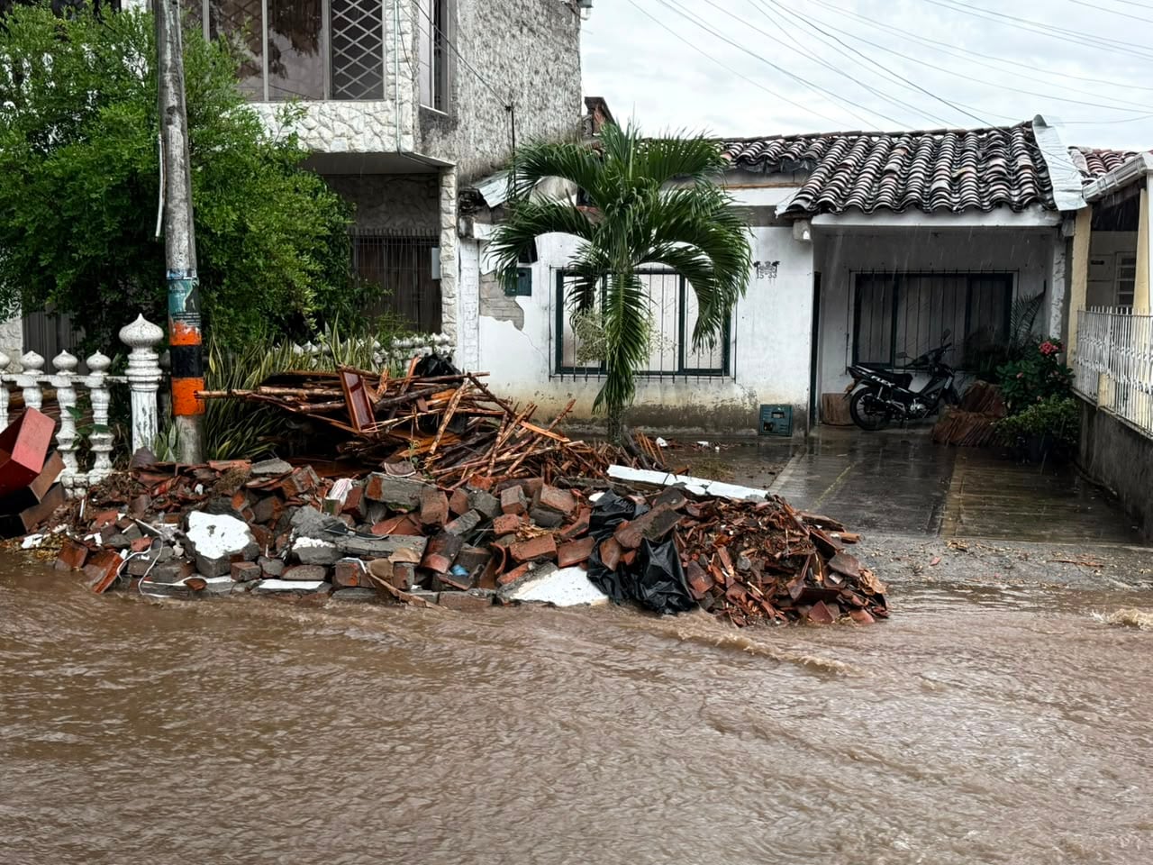 Las fuertes lluvias registradas en la mañana de este domingo, dejan calles inundadas, agravando la emergencia en Roldanillo.