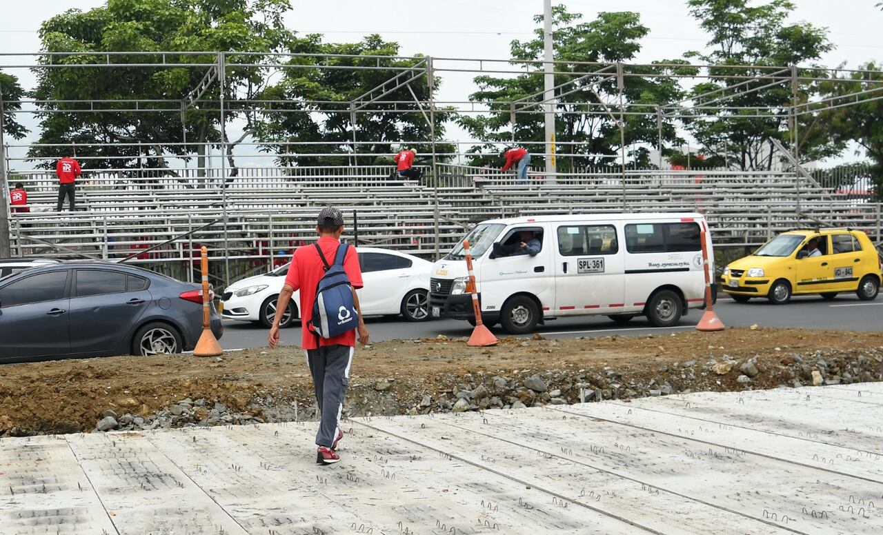 Este sábado inició la instalación de las graderías de la Feria de Cali por donde pasarán los desfiles del evento más importante de la ciudad. Foto Wirman Ríos El País